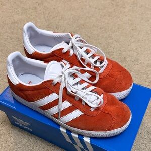 Adidas gazelle in orange suede and white